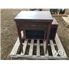 Image 2 : ANTIQUE TRUNK & SINGER SEWING MACHINE