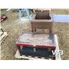 Image 6 : ANTIQUE TRUNK & SINGER SEWING MACHINE