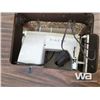 Image 7 : ANTIQUE TRUNK & SINGER SEWING MACHINE