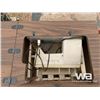 Image 8 : ANTIQUE TRUNK & SINGER SEWING MACHINE