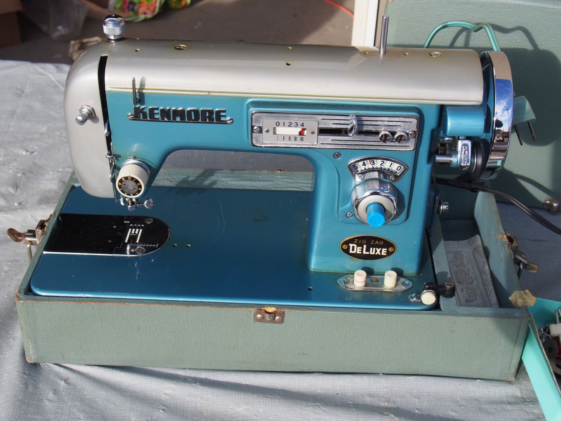 Kenmore Deluxe Sewing Machine (working)
