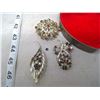 Image 2 : GOLD TONE AND MULTICOLORED RHINESTONE BROACHES (3)