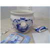 Image 2 : DELFT VASE/SOUVENIR OF HOLLAND CROSS STITCH KIT