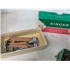 Image 3 : LOT OF SINGER SEWING ITEMS(4)