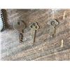 Image 5 : 3 OLD WATCHES + ANTIQUE KEYS