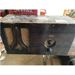 ANTIQUE RCA VICTOR RADIO