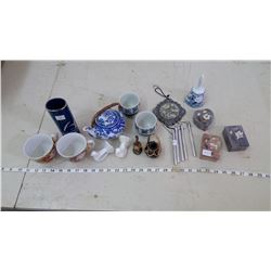 LOT OF CHINA DISHES - DECORATIVE PIECES