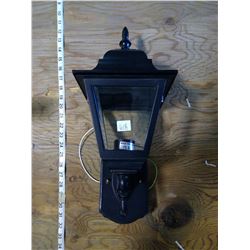 CARRIAGE STYLE OUTDOOR LIGHT FIXTURE