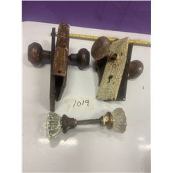 3 VINTAGE DOOR KNOB SETS 1 IS GLASS