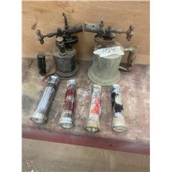 4 VINTAGE FLASH LITER + 2 BRASS TORCHES