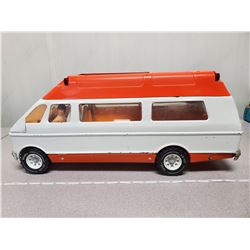 1970'S TONKA AMBULANCE WITH 2 ATTENDANTS