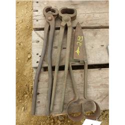 2 SETS OF HOOF TRIMMERS & 1 SET OF CLIPPERS