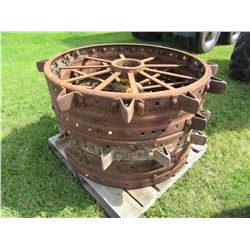 PALLET WITH 2 STEEL TRACTOR WHEELS FOR JOHN DEERE 15-27 D (SPIKES)