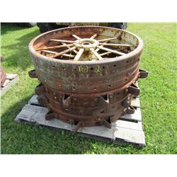 PALLET WITH 2 STEEL TRACTOR WHEELS FOR JOHN DEERE 15-27 D (SMOOTH)
