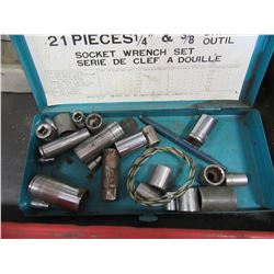 BOX WITH LIGHT BULBS, SOCKETS, HEX KEY SET, HEX WRENCH SET, ETC