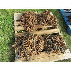 PALLET WITH 4 TIRE CHAINS