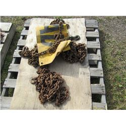 PALLET WITH 4 LOGGING CHAINS & WIDE LOAD SIGN