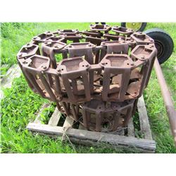 PALLET WITH SET OF GROUSER STEEL TRACKS (BOBCAT TRACKS)