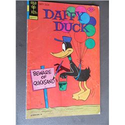 BUNDLE OF 5 VINTAGE COMICS - DAFFY DUCK, ROMAN HOLIDAYS, HONG KONG PHOOEY (30¢), WOODY, ETC