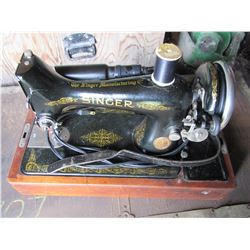 SINGER SEWING MACHINE IN WOOD CARRY CASE