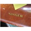 Image 5 : SINGER SEWING MACHINE IN WOOD CARRY CASE