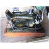 Image 6 : SINGER SEWING MACHINE IN WOOD CARRY CASE