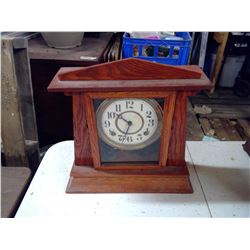 THE E. INGRAHAM COMPANY MANTLE CLOCK W/ PENDULUM AND KEY