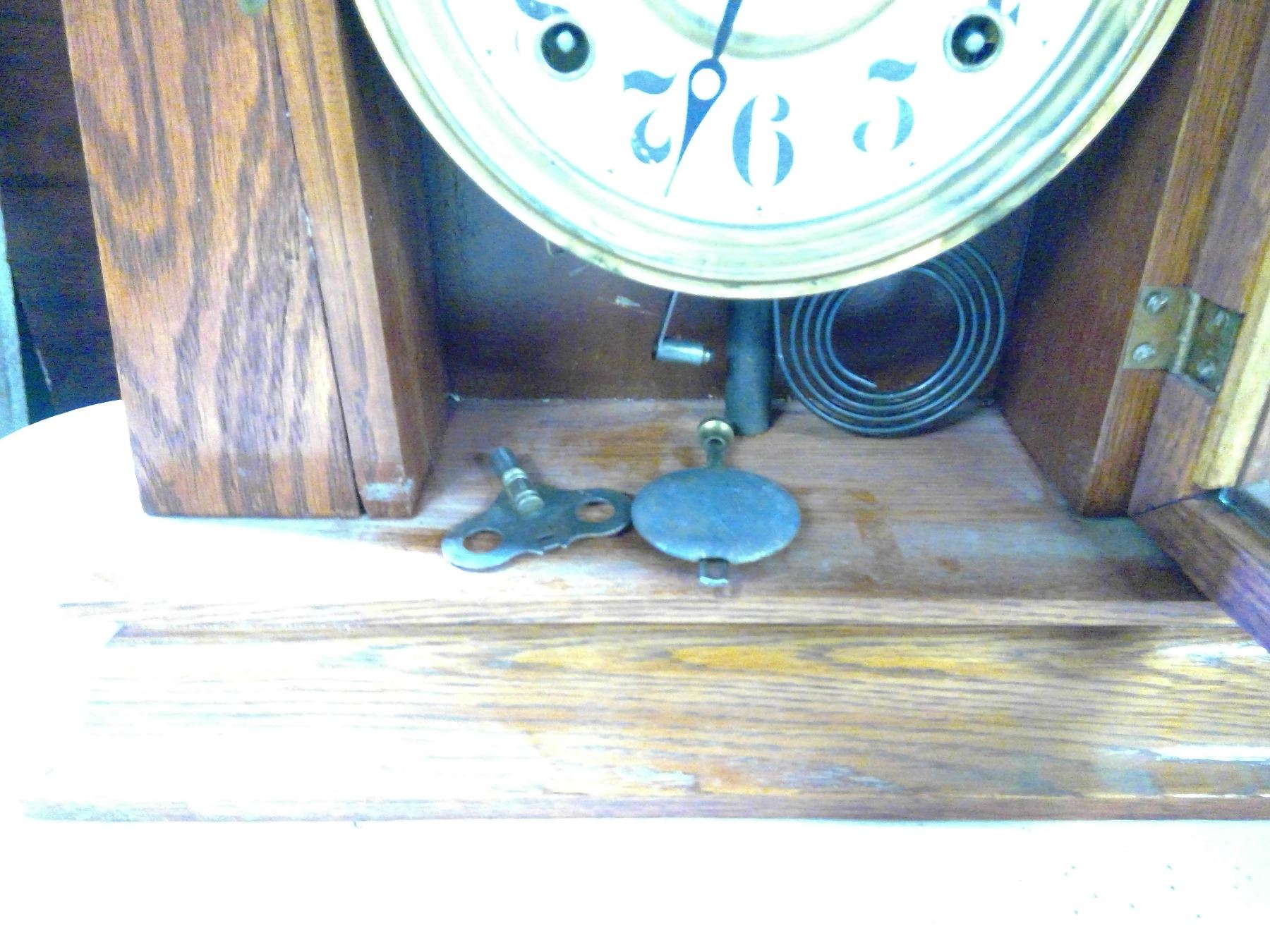 THE E. INGRAHAM COMPANY MANTLE CLOCK W/ PENDULUM AND KEY