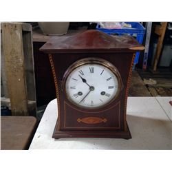 WOODEN MANTLE CLOCK W/ PENDULUM