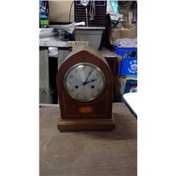 WOODEN MANTLE CLOCK W/PENDULUM