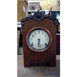 MANTLE CLOCK, INCLUDES PENDULUM AND KEY