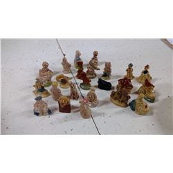 24 WADE TEA ORNAMENTS