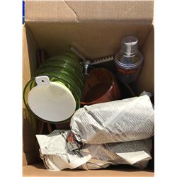 LOT OF TEAPOT + KITCHEN ITEMS (MUG, 3 BOWLS, ETC)