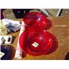 Image 6 : 6 PLATES+ NAPKIN HOLDER+BOWLS+2 RED PLASTIC BOWLS+ TEA TOWELS