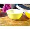 Image 3 : 3 PYREX BOWLS 1 YELLOW 1 ORANGE 1 GREEN