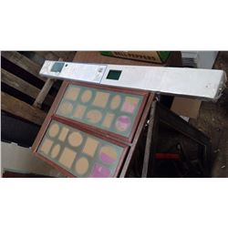 2 PICTURE FRAMES AND 2 GREEN MINI BLINDS