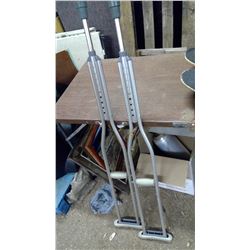 2 CRUTCHES