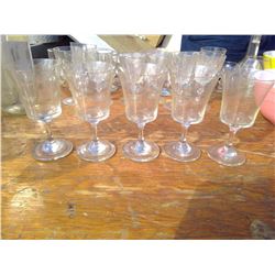 5 SMALL DRINKING GLASSES
