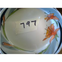 LILY PLATE SET 2 SAUCERS 3 DESERT PLATES 4 PALTES