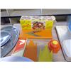 Image 2 : ROT-GELB MIRACLE-CHEF + SERVING TRAYS + TUPPERWARE