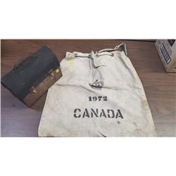 1971 CANADA POSTAL OR COIN BAG, OLD LUNCH BOX