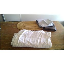 WHITE THICK BLANKET + CENTRE TABLE DÉCOR