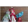 Image 2 : 3 CHINA DOLLS 2 OF THEM EYES MOVE + MINI SEWING MACHINE