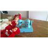 Image 3 : 3 CHINA DOLLS 2 OF THEM EYES MOVE + MINI SEWING MACHINE