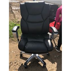 BLACK COMPUTER CHAIR