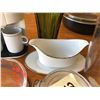 Image 4 : 2 VASE  + WHITE GRAVY BOAT + MEASURING CUP + COFFEE MACHINE