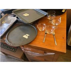 2 OVEN DISHES + ROLLING PIN + BAKING TRAYS + FRYING PAN + ETC