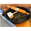Image 3 : 2 OVEN DISHES + ROLLING PIN + BAKING TRAYS + FRYING PAN + ETC