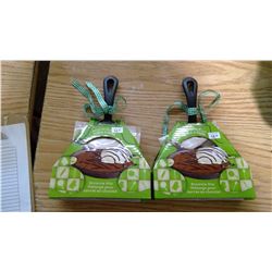2 BAGS OF BROWNIE MIX, MINI CAST IRON PAN PASTRIES