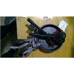 2 DECORATIVE KEYS AND 2 MINI CAST IRON PANS